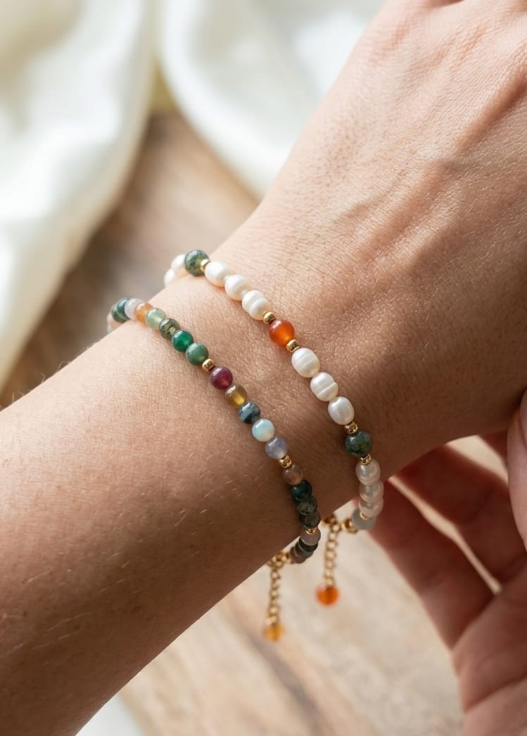 Armbanden van o.a. parel en lapis lazuli om pols model