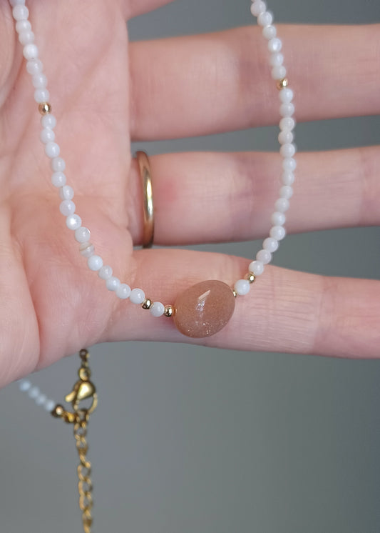 Crème | Zonnesteen en schelp | Ketting